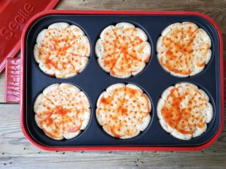 17、至尊牛肉小披萨,饼坯表面刷一层披萨酱或番茄酱。