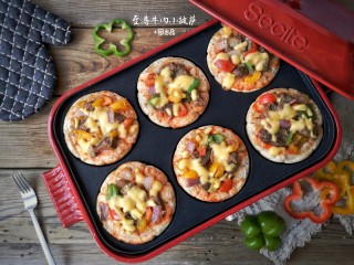 19、至尊牛肉小披萨,将六孔锅调至中小火，加盖烘至饼坯底面金黄焦脆，芝士全部融化，飘出浓郁的香味。