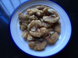 4、香香的杂粮核桃饭团,准备好料酒与生抽。