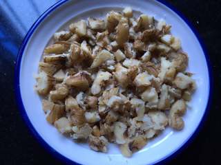 5、香香的杂粮核桃饭团,核桃肉切成半厘米见方的小丁。