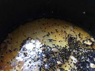 6、香香的杂粮核桃饭团,所有的原料倒入电饭锅或电高压锅，我推荐后者。加入少量水，三种液体加起来的总量与平时煮饭时的用水差不多。