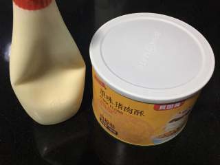 9、香香的杂粮核桃饭团,准备好肉松和沙拉酱。