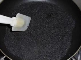 1、苦瓜汤圆,黑芝麻锅里小火炒香