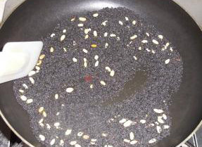 2、苦瓜汤圆,放入松子仁一起炒