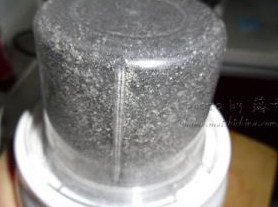 3、苦瓜汤圆,放入料理机打成松子芝麻粉