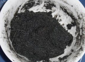 4、苦瓜汤圆,将松子芝麻粉放入碗中，拌入猪油即成松子芝麻馅