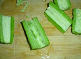 5、苦瓜汤圆,苦瓜切成段，去掉里边白白的一层