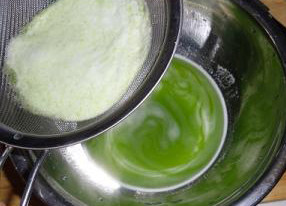 6、苦瓜汤圆,将苦瓜切片放入料理机加一点水打成苦瓜汁，用筛网过滤掉渣