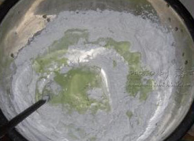 7、苦瓜汤圆,拌入糯米粉