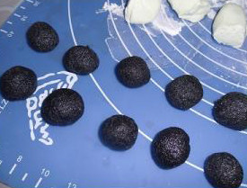 9、苦瓜汤圆,将糯米面团搓成长条，再分成小份，松子芝麻馅也搓成小圆