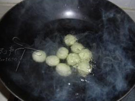 12、苦瓜汤圆,做好的汤圆下入沸水煮至浮起