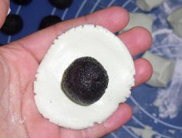 10、苦瓜汤圆,拿一块糯米面团按扃，放上一颗松子芝麻馅