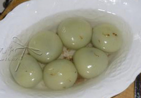 13、苦瓜汤圆,碗里放适量桂花糖，用开水泡开,放入捞出的苦瓜汤圆即可