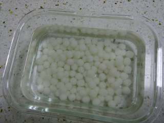 2、多芒小丸子,将小汤圆放入开水里煮两分钟后捞出用凉水冲，最后放入凉开水中(可以让煮好的小汤圆吃起来很Q弹)。