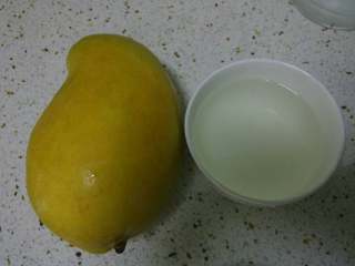 3、多芒小丸子,准备好芒果，还有小半碗用白糖和开水兑好的糖水。