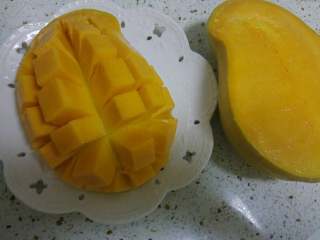 4、多芒小丸子,切好芒果。