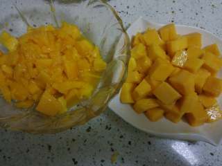 5、多芒小丸子,一半是切好的完好的芒果果肉。