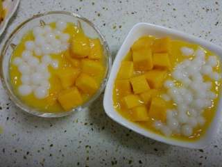 8、多芒小丸子,分别放入切好的芒果果肉和煮好的小丸子(小汤圆)。