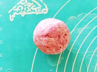 9、汤圆的花样吃法～豆腐汤圆串串,取一份加入紫薯粉，用手揉均匀