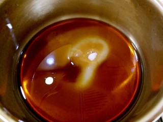 24、汤圆的花样吃法～豆腐汤圆串串,放进奶锅里，大火烧开