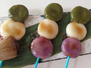 26、汤圆的花样吃法～豆腐汤圆串串,用刷子刷在汤圆串串上面