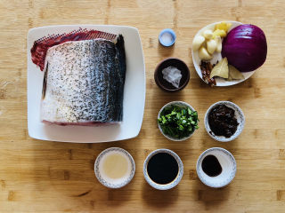 1、红烧鱼,先把需要的食材提前准备好。