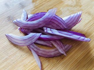 4、红烧鱼,洋葱切丝备用。