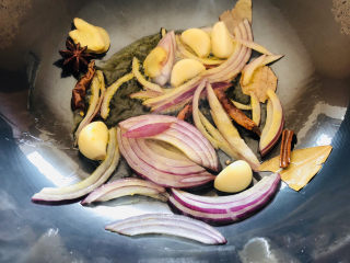 5、红烧鱼,热锅冷油放入姜片、八角、干辣椒、香叶、洋葱、桂皮炒香。