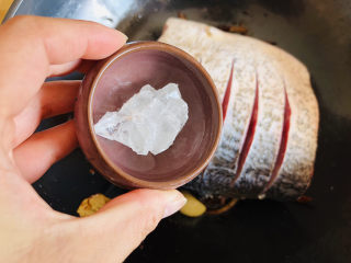 7、红烧鱼,放入冰糖。