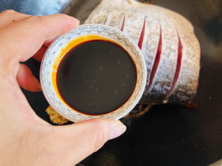 8、红烧鱼,放入红烧酱油，这里用红烧酱油代替了酱油跟老抽。