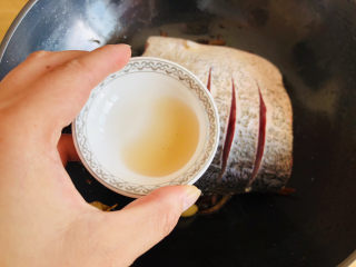 9、红烧鱼,放入料酒去腥，也可以用白酒代替料酒去腥。