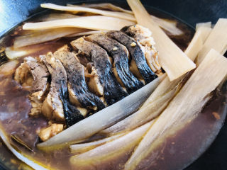 13、红烧鱼,出锅前5分钟放入宽粉，煮至宽粉变软即可，宽粉可以选择免泡的那种火锅宽粉，熟的比较快。