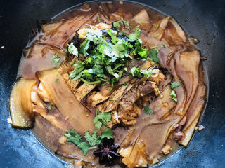 14、红烧鱼,大火收汁，撒上香菜即可。