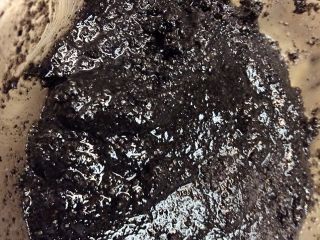 2、芝麻汤圆,把花生油或猪油倒入芝麻粉然后放糖然后搅拌