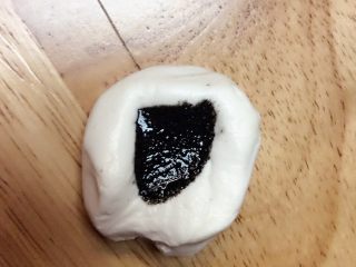 3、芝麻汤圆,把芝麻放入面团里面然后搓圆