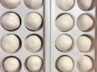 4、芝麻汤圆,把汤圆放进盘子里