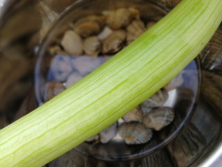 3、丝瓜花蛤汤,丝瓜去皮。