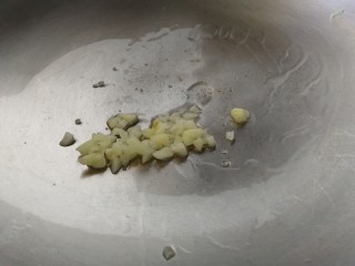 10、丝瓜花蛤汤,锅里倒入少量油，放入蒜末小火炒香。