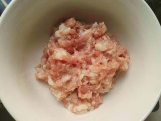 1、鲜肉月饼,200克前腿肉剁碎~前腿肉嫩,肥瘦相间~个人觉得做馅料最好的了,包饺子云吞我也喜欢买猪前腿肉