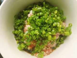 2、鲜肉月饼,加入酱油,料酒,盐,葱花,白糖