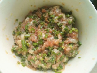 3、鲜肉月饼,顺时针方向搅打至上劲,放冰箱冷藏待用