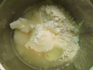 4、鲜肉月饼,80克低筋面粉,120克高筋面粉,80克猪油,80克清水,25克糖粉,揉至面团光滑即可,不用出膜,我每次做都没出膜,照样层层酥皮