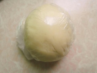 6、鲜肉月饼,这是135克低筋面粉,65克猪油揉成的油酥,也用保鲜袋装着待用