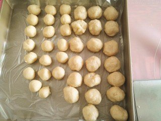 7、鲜肉月饼,然后把油皮,油酥分成20份,油皮约19克,油酥约10克,盖上保鲜袋,防止风干了