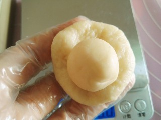 8、鲜肉月饼,取一份油皮,包住一份油酥,收好口