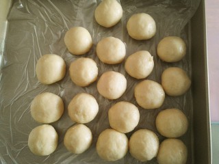 9、鲜肉月饼,包好的油酥的面团,也要盖上保鲜袋或者保鲜膜哦,风干了就会破酥咯