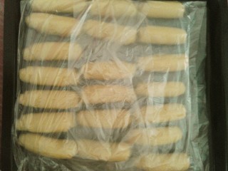 12、鲜肉月饼,全部卷好盖上保鲜袋醒二十分钟