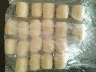 15、鲜肉月饼,然后和刚才一样由上向下卷起来,盖上保鲜袋继续醒20分钟