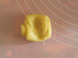 17、鲜肉月饼,醒好取一份收口处按一下,两头往中间按