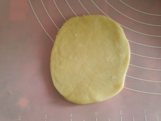 19、鲜肉月饼,用擀面杖擀圆